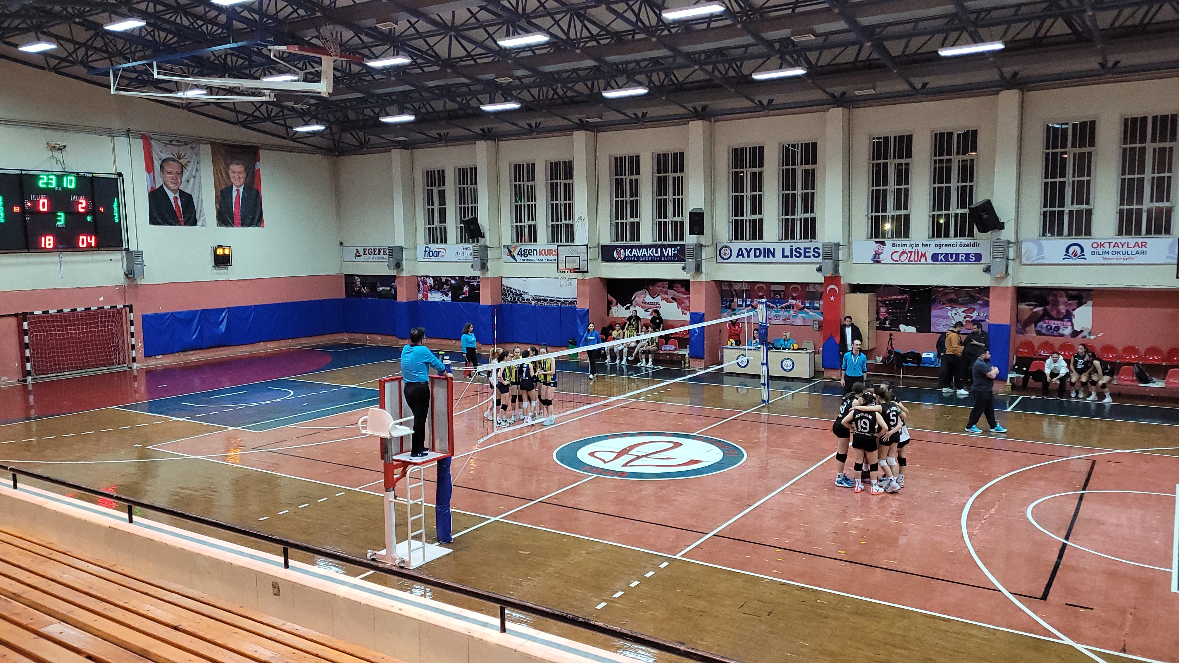 Taraftar sahaya atladı, maç seyircisiz tamamlandı