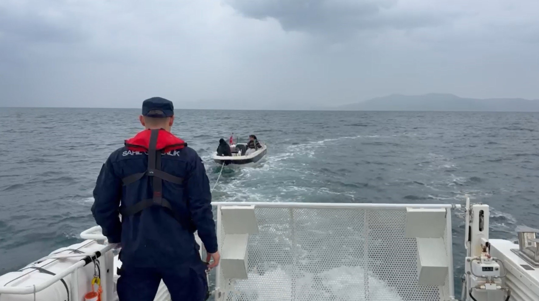 Sürüklenen teknedeki iki kişi kurtarıldı