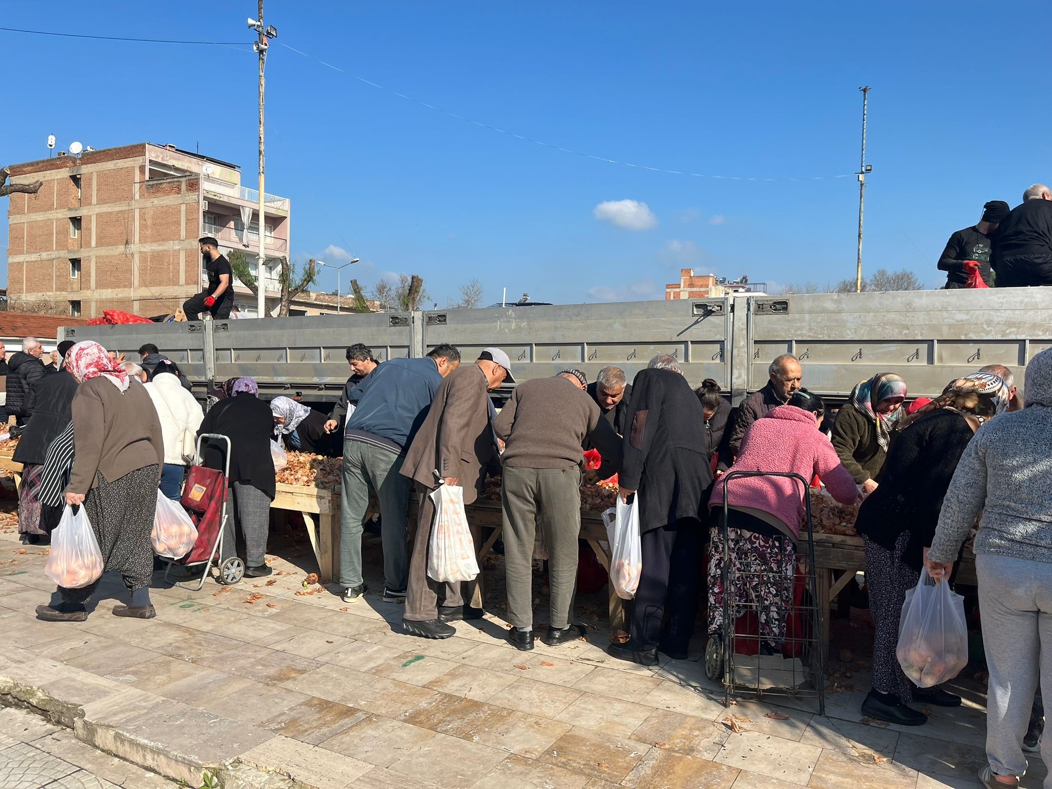 Hayır için dağıtılan tonlarca soğan bir saatte tükendi