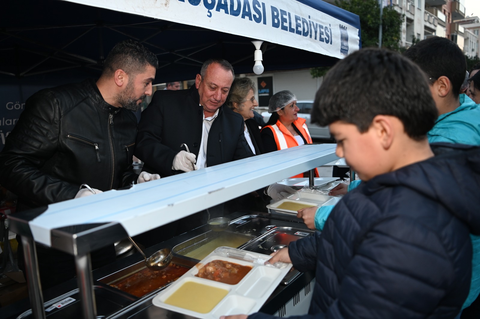 Kuşadası Belediyesi’nin iftar sofrası bu kez Cumhuriyet Mahallesi’nde kuruldu