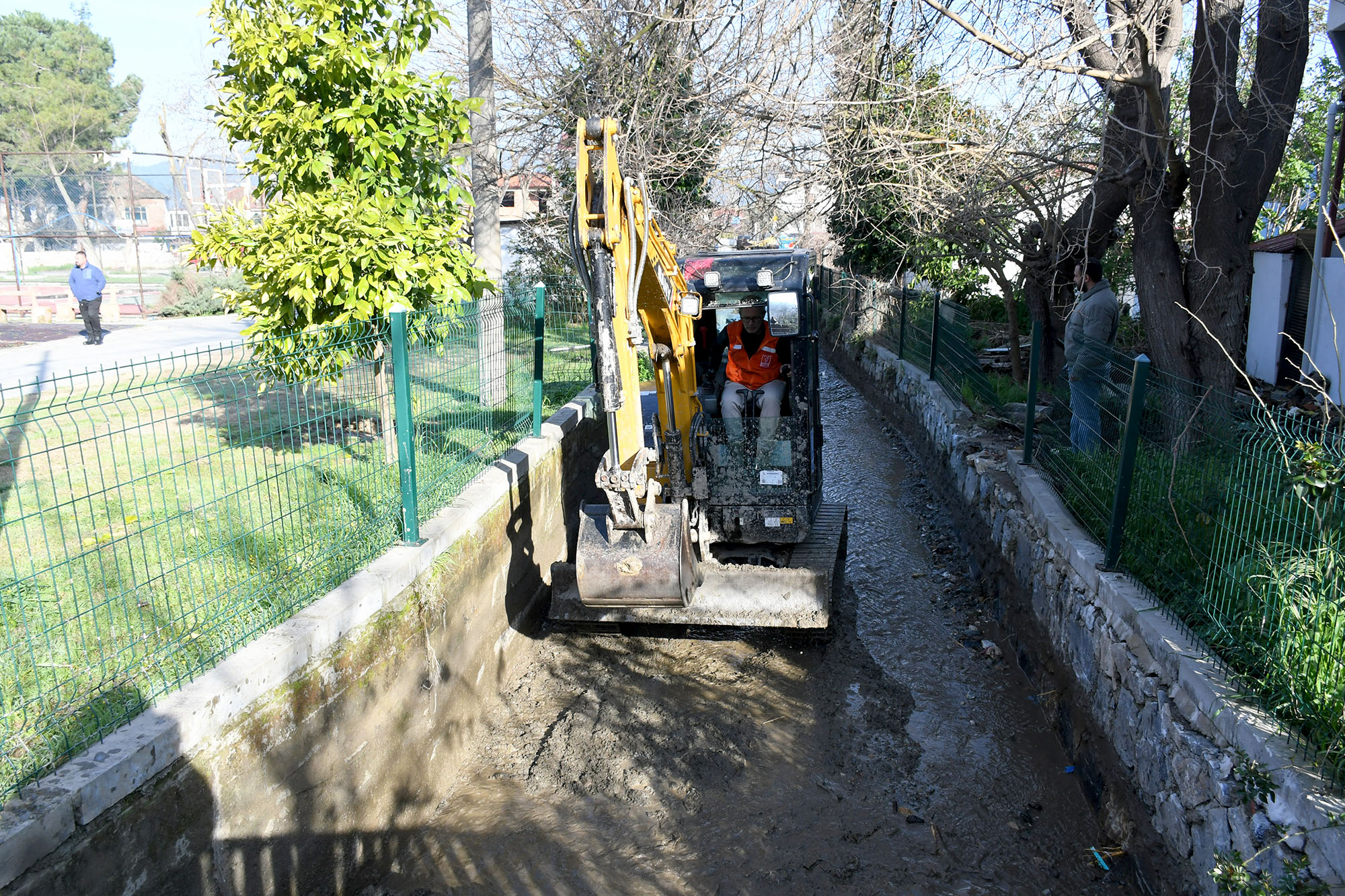 Kuşadası Belediyesi’nden Kirazlı Mahallesi’nde kapsamlı dere temizliği